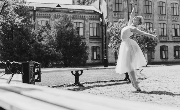 Ballerina Tančí Ulici Mladá Krásná Baletka Šatech Špičaté Boty Tančí — Stock fotografie