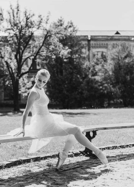 バレリーナは路上で踊っている 若い美しいバレリーナのドレスとポイントの靴屋外で踊る バレリーナはヨーロッパの中央にポーズ — ストック写真
