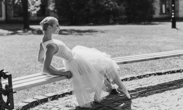 Ballerina Dancing Street Young Beautiful Ballerina Dress Pointe Shoes Dancing — Stock Photo, Image