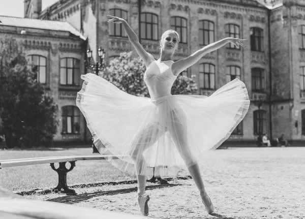 Ballerine Dansant Dans Rue Jeune Belle Ballerine Robe Chaussures Pointes — Photo