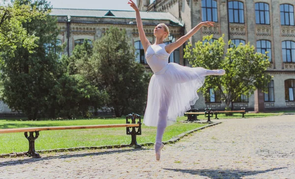 Ballerina Tanzt Auf Der Straße Junge Schöne Ballerina Kleid Und — Stockfoto