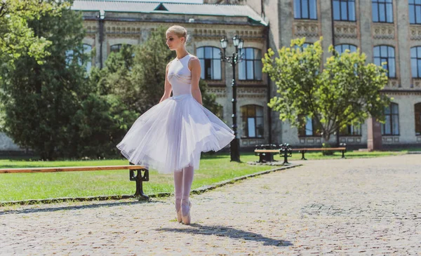 Ballerine Dansant Dans Rue Jeune Belle Ballerine Robe Chaussures Pointes — Photo