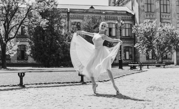 Ballerina Danst Straat Jonge Mooie Ballerina Jurk Puntschoenen Dansen Buiten — Stockfoto