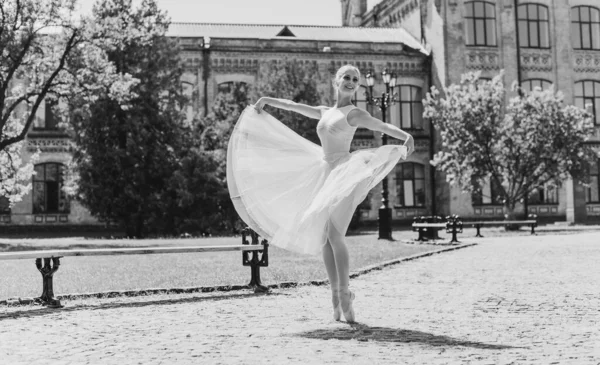 芭蕾舞演员在街上跳舞 穿着衣服和尖鞋跳舞的年轻漂亮的芭蕾舞演员 芭蕾舞女演员在欧洲中部的姿势 — 图库照片