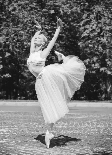 Ballerina Dancing Street Young Beautiful Ballerina Dress Pointe Shoes Dancing — Stock Photo, Image