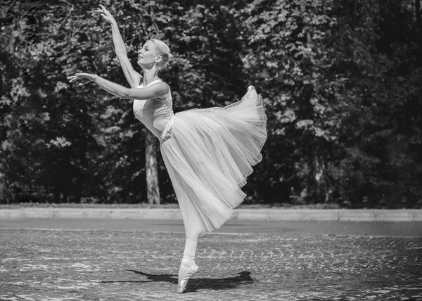 Bailarina Dançar Rua Jovem Bailarina Bonita Vestido Sapatos Pontiagudos Dançando — Fotografia de Stock