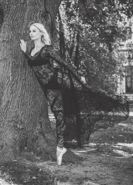 Junge Moderne Balletttänzerin Handgemachter Spitze Sexy Schwarzen Langen Kleid Inspiration — Stockfoto
