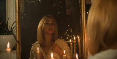 Ayinler ve kader kehanetleri için sihirli mumlar, büyünün detayları, okültizm konsepti