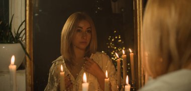 Ayinler ve kader kehanetleri için sihirli mumlar, büyünün detayları, okültizm konsepti