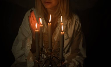 Ayinler ve kader kehanetleri için sihirli mumlar, büyünün detayları, okültizm konsepti