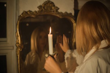 Ayinler ve kader kehanetleri için sihirli mumlar, büyünün detayları, okültizm konsepti