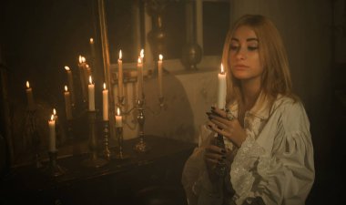 Gece kader kehaneti için mumları olan kadın, cadı ayinlerinin detayları, okültizm kavramı.