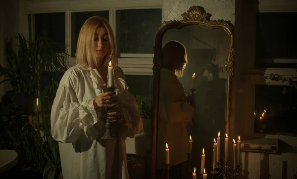 Vrouw Met Kaarsen Voor Noodlotsvoorspelling Nachts Details Van Heksenrituelen Occultisme — Stockfoto