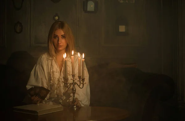 Vrouw Met Kaarsen Voor Noodlotsvoorspelling Nachts Details Van Heksenrituelen Occultisme — Stockfoto