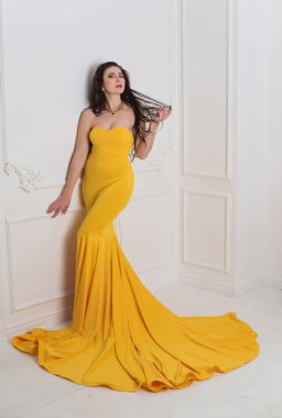 Orta yaşlı, modern moda elbiseli bayan, gece elbisesi konsepti, kadınlar için ilham kaynağı.