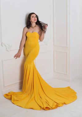 Orta yaşlı, modern moda elbiseli bayan, gece elbisesi konsepti, kadınlar için ilham kaynağı.