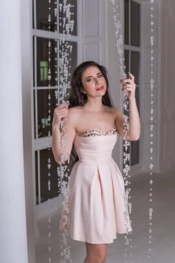 Orta yaşlı, modern moda elbiseli bayan, gece elbisesi konsepti, kadınlar için ilham kaynağı.