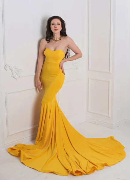 Pani Średnim Wieku Fantazyjnej Nowoczesnej Modnej Sukience Koncepcja Sukni Wieczorowych — Zdjęcie stockowe