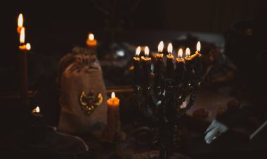 Sihirli sahne, mistik atmosfer, masadaki mum manzarası, esrarengiz konsept, falcılık ve tahminler.
