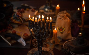 Sihirli sahne, mistik atmosfer, masadaki mum manzarası, esrarengiz konsept, falcılık ve tahminler.