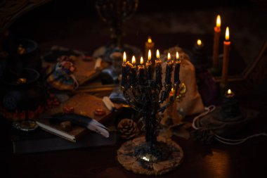 Sihirli sahne, mistik atmosfer, masadaki mum manzarası, esrarengiz konsept, falcılık ve tahminler.