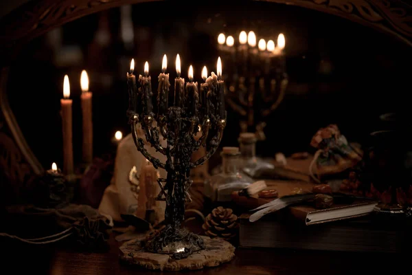 Magische Szene Mystische Atmosphäre Blick Auf Kerzen Auf Dem Tisch — Stockfoto