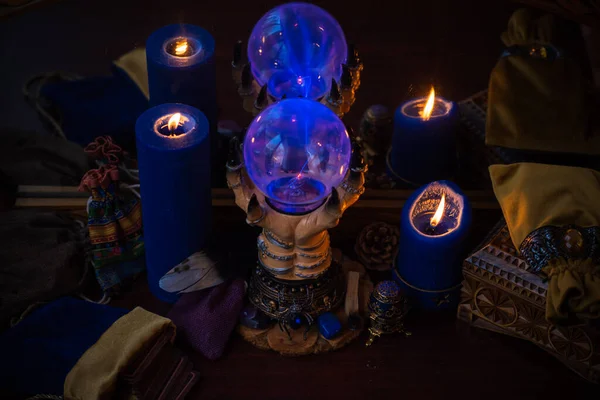 마술의 마법의 분위기 탁자에 촛불의 — 스톡 사진