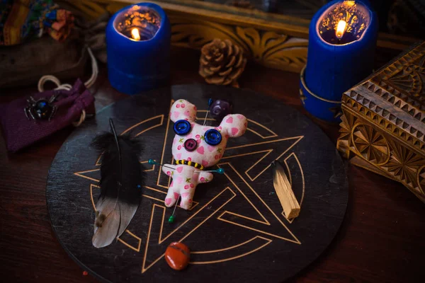 El yapımı sihirli bir bebek. Oyuncak bebekli bir cadılık. Büyü kavramı, vudu