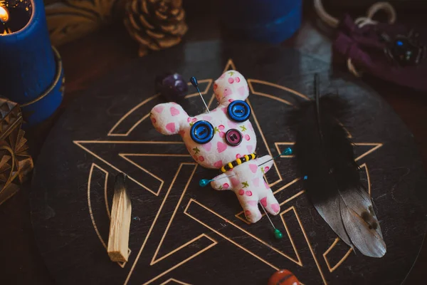 El yapımı sihirli bir bebek. Oyuncak bebekli bir cadılık. Büyü kavramı, vudu