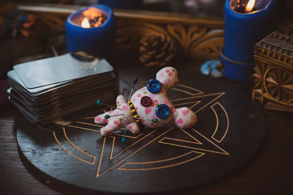 Yapımı Sihirli Bir Bebek Oyuncak Bebekli Bir Cadılık Büyü Kavramı — Stok fotoğraf