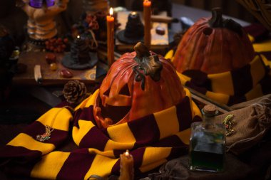  Büyü okulunun konuları... mum ışığı eşarbı, sihirli şeyler, büyü kitabı karanlık arka plan.