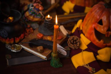  Büyü okulunun konuları... mum ışığı eşarbı, sihirli şeyler, büyü kitabı karanlık arka plan.