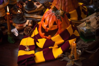  Büyü okulunun konuları... mum ışığı eşarbı, sihirli şeyler, büyü kitabı karanlık arka plan.