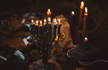  Büyü okulunun konuları... mum ışığı eşarbı, sihirli şeyler, büyü kitabı karanlık arka plan.