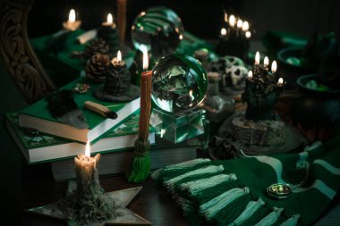 Büyü okulunun konuları mum ışığı eşarbı, sihirli şeyler, büyü kitabı karanlık arka plan, Slytherin estetiği.