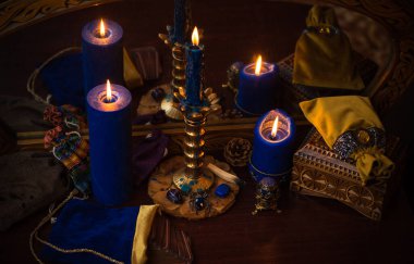 Mumlar sunakta yanar, mumlar arasında sihir, temiz enerji, büyülü konsept