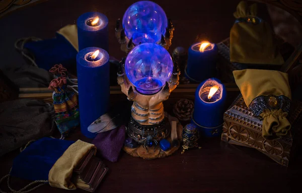 烛台上的蜡烛 蜡烛中的魔法 洁净的能源 神奇的概念 — 图库照片