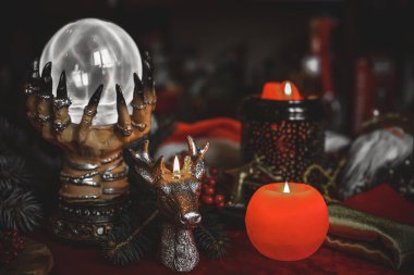 Tarot kartları, mumlar ve diğer sihirli şeylerle ilgili tahminler.