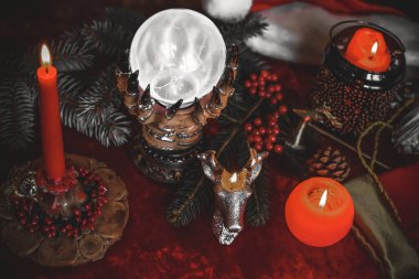 Tarot kartları, mumlar ve diğer sihirli şeylerle ilgili tahminler.