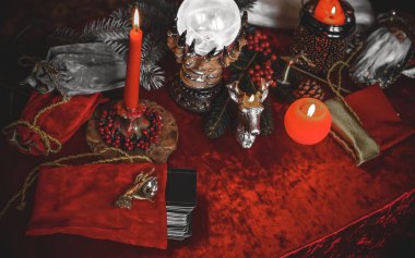 Tarot kartları, mumlar ve diğer sihirli şeylerle ilgili tahminler.