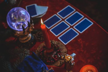 Tarot kartları, mumlar ve diğer sihirli şeylerle ilgili tahminler.