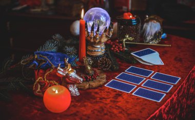 Tarot kartları, mumlar ve diğer sihirli şeylerle ilgili tahminler.