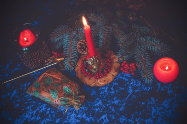 Tarot kartları, mumlar ve diğer sihirli şeylerle ilgili tahminler.