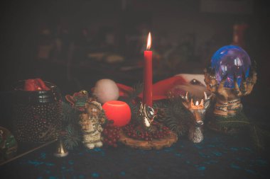 Tarot kartları, mumlar ve diğer sihirli şeylerle ilgili tahminler.