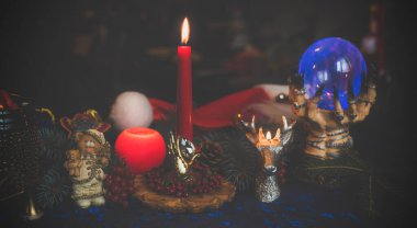 Tarot kartları, mumlar ve diğer sihirli şeylerle ilgili tahminler.