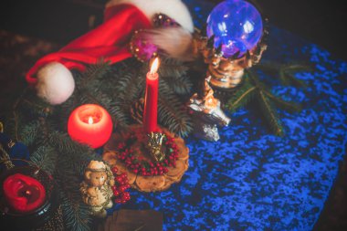 Tarot kartları, mumlar ve diğer sihirli şeylerle ilgili tahminler.