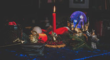 Tarot kartları, mumlar ve diğer sihirli şeylerle ilgili tahminler.