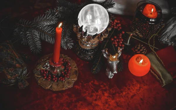 Tarot kartları, mumlar ve diğer sihirli şeylerle ilgili tahminler.