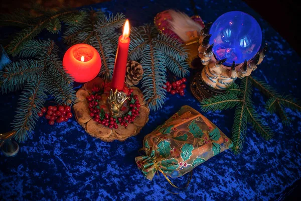 タロットカード キャンドルや他の魔法上の冬やクリスマス占い予測の概念 — ストック写真