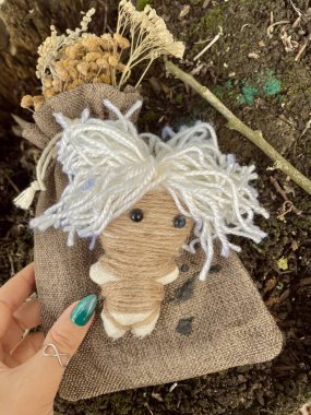 El yapımı sihirli bir bebek. Oyuncak bebekli bir cadılık. Büyü kavramı, vudu